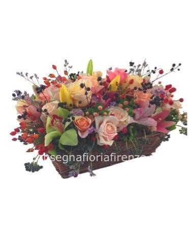 Cesto con fiori di stagione assortiti.