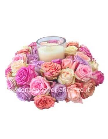 Centrotavola rotondo (forma coroncina) con candela al centro.