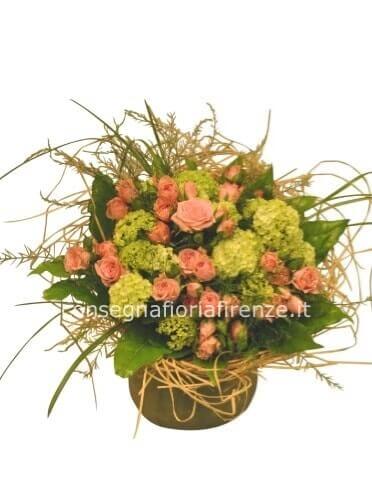 Cestino o vasetto con rose (minimo 9) e verde pregiato.