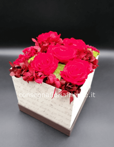 Flowerbox quadrata con 5 rose rosse stabilizzate