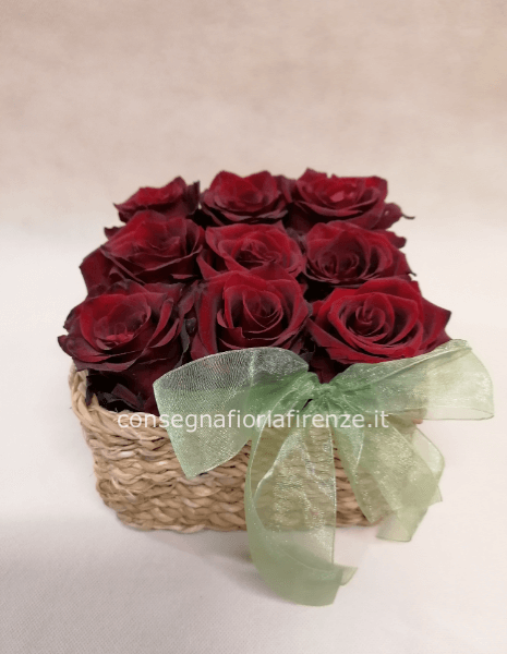 Cestino rattan quadrato con 9 Rose Rosse